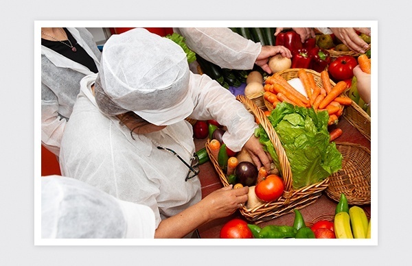 Sesión fotográfica taller de frutería Cruz Roja Española