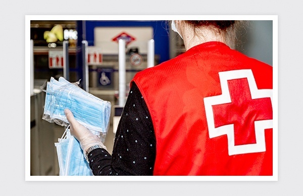 Reportaje fotográfico de la entrega de mascarillas en las estaciones de Metro y Renfe (Madrid)